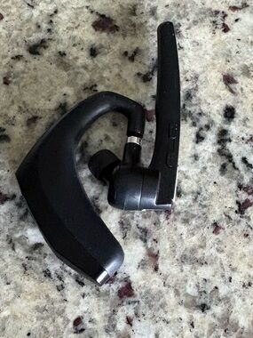 Black wireless Bluetooth ear piece unbranded Preowned Good condition No Charger